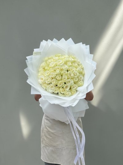 50 white roses fluffy wrapping